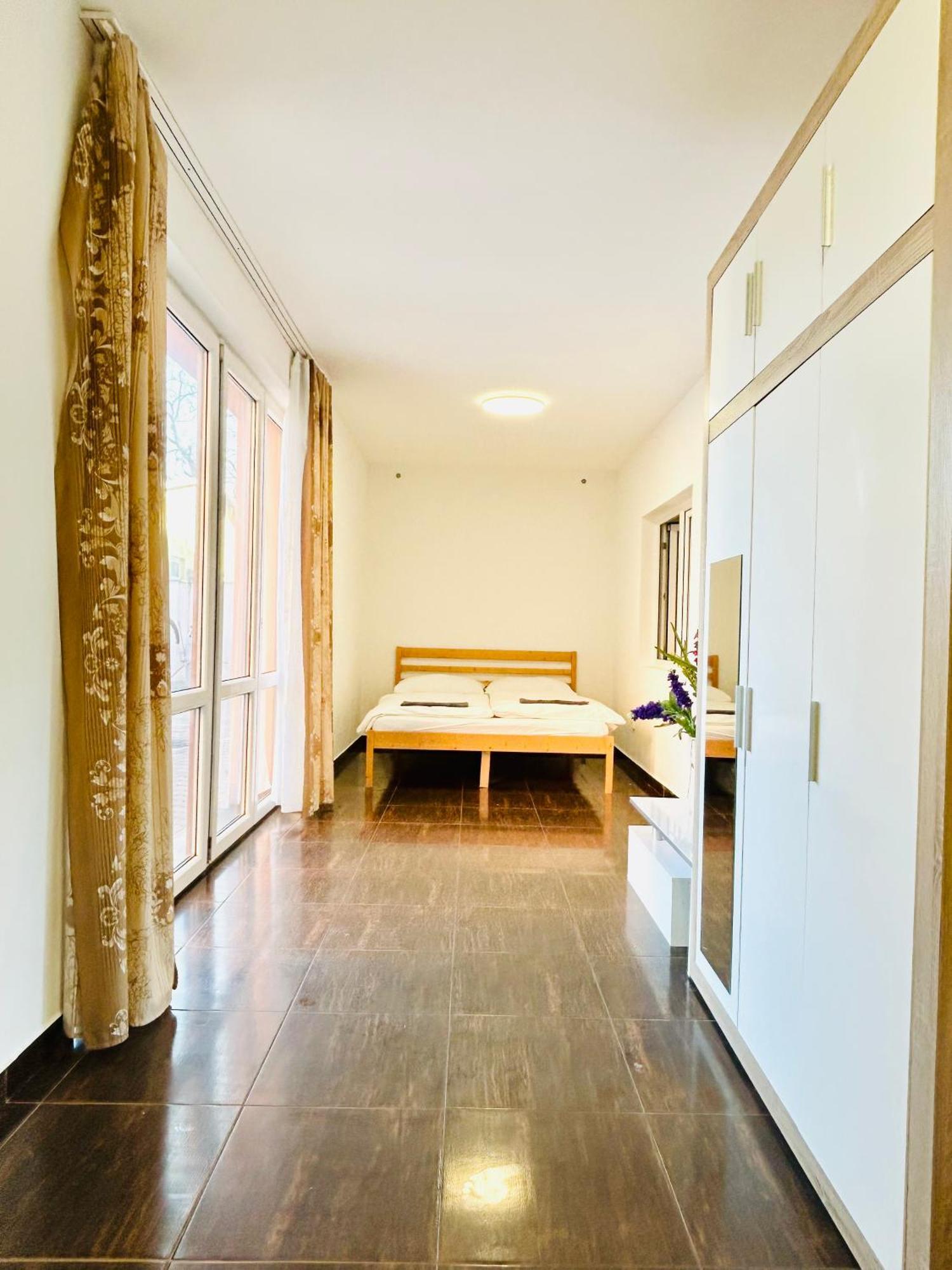 Apartment With Free Parking 5 Prague